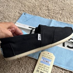 Tom’s Classic Canvas - Womens size 6